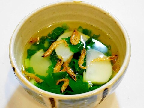 旨味と香りの共演！カブと桜エビの中華スープ